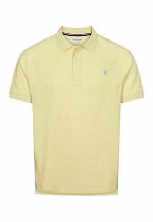 Geltona polo marškinėliai, pagaminti iš aplinkai nekenksmingos medvilnės, su dviem mygtukais, trumpomis rankovėmis ir mažą mėlyną logotipą ant krūtinės. Šonuose yra ventiliacijos skylutės komfortui.