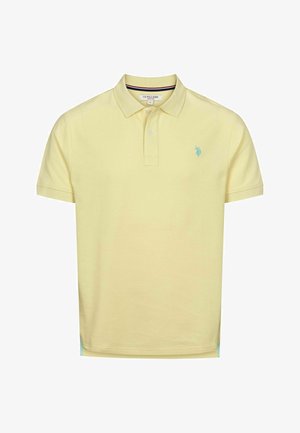 Geltona polo marškinėliai, pagaminti iš aplinkai nekenksmingos medvilnės, su dviem mygtukais, trumpomis rankovėmis ir mažą mėlyną logotipą ant krūtinės. Šonuose yra ventiliacijos skylutės komfortui.