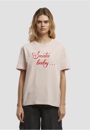 Jasnoróżowa bawełniana koszulka z krótkim rękawem, z czerwonym, kursywnym napisem "Santa baby..." na przodzie.