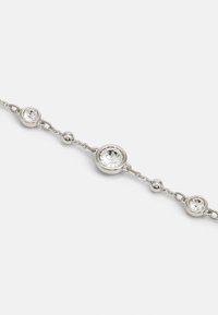 Pulseira de prata com um design em corrente, adornada com três cristais circulares transparentes e duas contas esféricas entre eles.