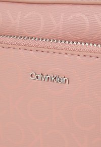 Calvin Klein MUST CAMERA BAG MONO - Olkalaukku - ash rose mono