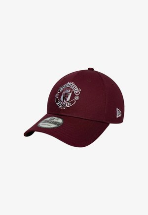 Cappellino da baseball bordeaux regolabile con stemma bianco ricamato del Manchester United e logo New Era sul lato.