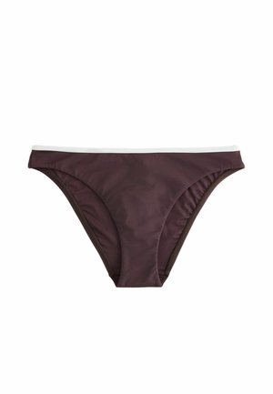 Ciemnobrązowe majtki bikini z białym pasem, pokazane na płasko na białym tle.