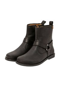 Botas de cuero negras hasta el tobillo con una correa lateral, punta redonda, suela plana y pequeños lazos en la parte superior para un fácil uso. Textura suave y diseño minimalista.