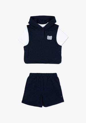 Felpa senza maniche blu navy con maniche corte bianche e pantaloncini elasticizzati blu navy coordinati, abbigliamento casual per bambini.