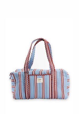 Bolsa de lona rectangular acolchada con rayas verticales azules, rojas y blancas y asas a juego con rayas sobre fondo blanco.