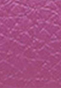 Materiale rosa testurizzato con una finitura leggermente lucida, che mostra un motivo sottile e delle protuberanze sulla superficie.