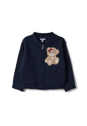 Marineblaue Kinderjacke mit Reißverschluss, mit Rüschen an Bündchen und Saum, mit einem beigen Teddybär-Aufnäher mit roter Schleife auf der Brust.