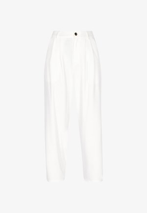 Fehér, magas derekú, szabott nadrág redőkkel, övbujtatókkal és elöl egy fekete gombbal záródik.