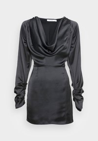 Musta satiini mini-mekko, jossa on pitkät, rutistuneet hihat ja köynnöskaula-aukko. Mekossa on vartalonmyötäinen siluetti ja sileä pinta.