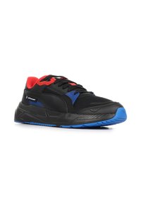 Sneaker nera con una toma in mesh, dettagli rossi e suola blu. Presenta un colletto imbottito e chiusura con lacci per una vestibilità sicura.
