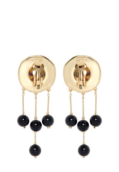 Pendientes en tono dorado que presentan una base redonda texturizada con tres cuentas negras colgantes unidas por delicadas cadenas.
