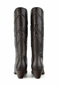 Stivali alti in pelle marrone con una texture a motivo coccodrillo sulla parte superiore, dotati di cuciture angolari e di un tacco a cono basso.