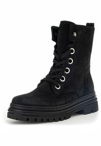 Stivaletto in suede nero con punta tonda, lacci frontali, occhiali in argento e suola in gomma spessa con un profondo pattern a battistrada.