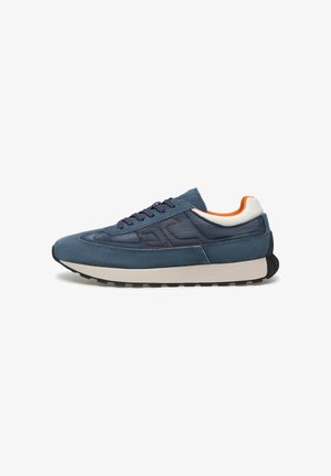 Blauer Wildleder- und Nylon-Sneaker mit weißer Mittelsohle, schwarzer Außensohle, orangefarbener Innenauskleidung und seitlicher Logo-Stickerei.
