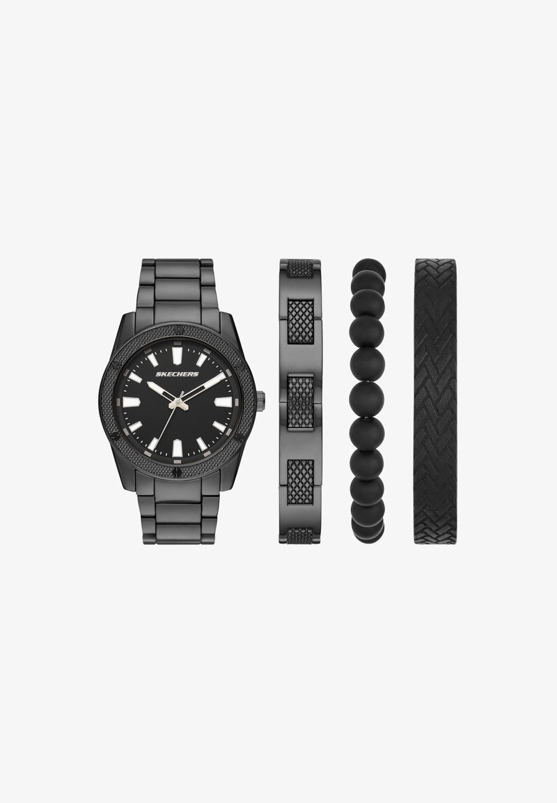 Zwart Skechers metalen polshorloge met drie bijpassende zwarte armbanden met mesh-, ronde kraal- en gevlochten texturen.