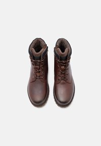Hnědé kožené kotníkové boty s texturovaným povrchem, polstrovaným límcem a šněrováním. Mají kovové očky a kontrastní hnědou podšívku.