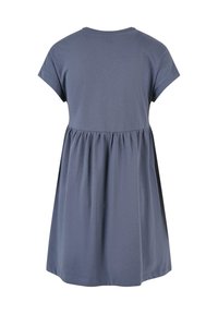 Robe en coton gris à manches courtes, dotée d'une taille froncée pour une jupe évasée. Texture lisse avec un col rond.