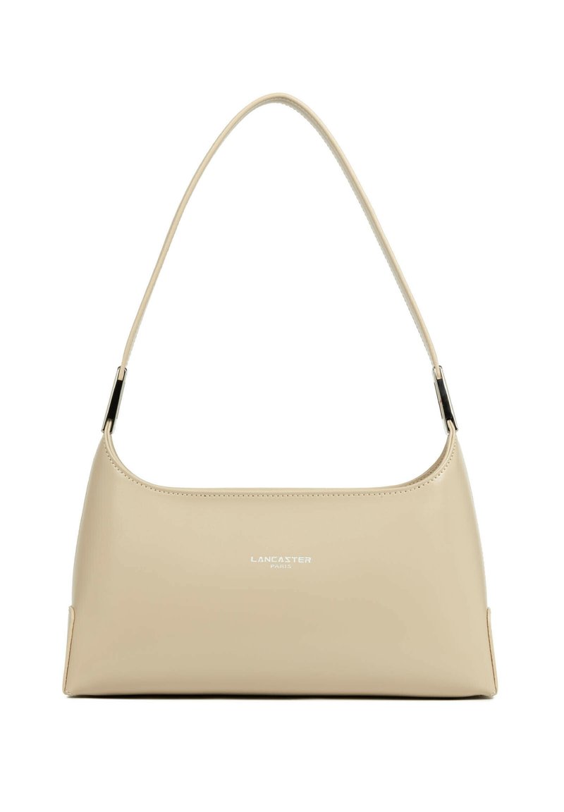 Sac à main en cuir beige avec une texture lisse, une forme structurée et une seule sangle d'épaule. Présente un logo subtil à l'avant.