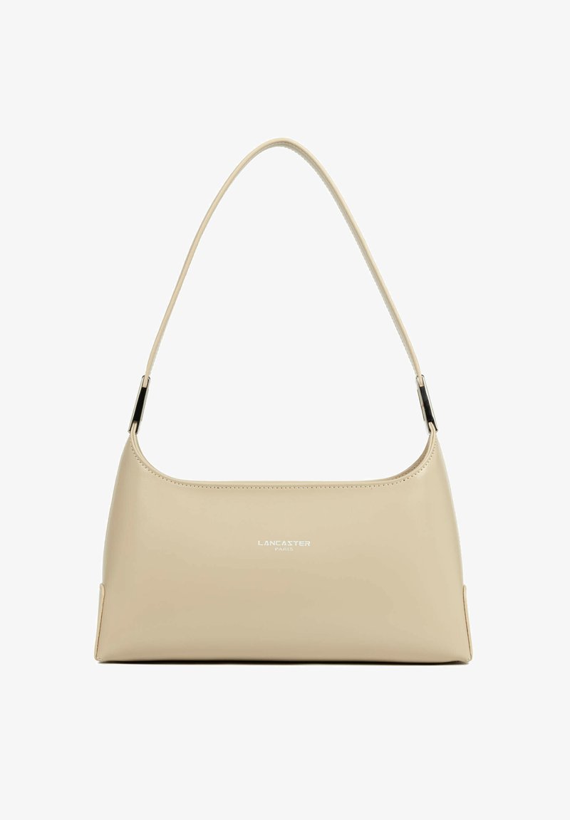 Sac à main en cuir beige avec une texture lisse, une forme structurée et une seule sangle d'épaule. Présente un logo subtil à l'avant.