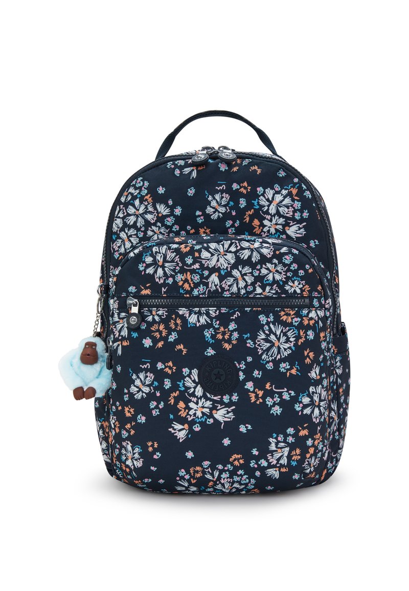 Mørkeblå rygsæk med blomsterdesign og lynlåslommer, udstyret med en blød blå abe-nøglekæde og et rundt logo på fronten.