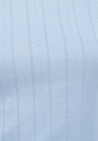 Ανοιχτό μπλε υφασμάτινο πλεκτό με κάθετες ραβδώσεις, μικρά διαμάντια σχέδια και ομαλή υφή σε όλη την επιφάνεια.