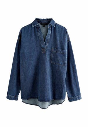 Chemise à manches longues en denim bleu foncé avec col, ouverture en V et une poche poitrine unique, présentée sur un fond blanc.