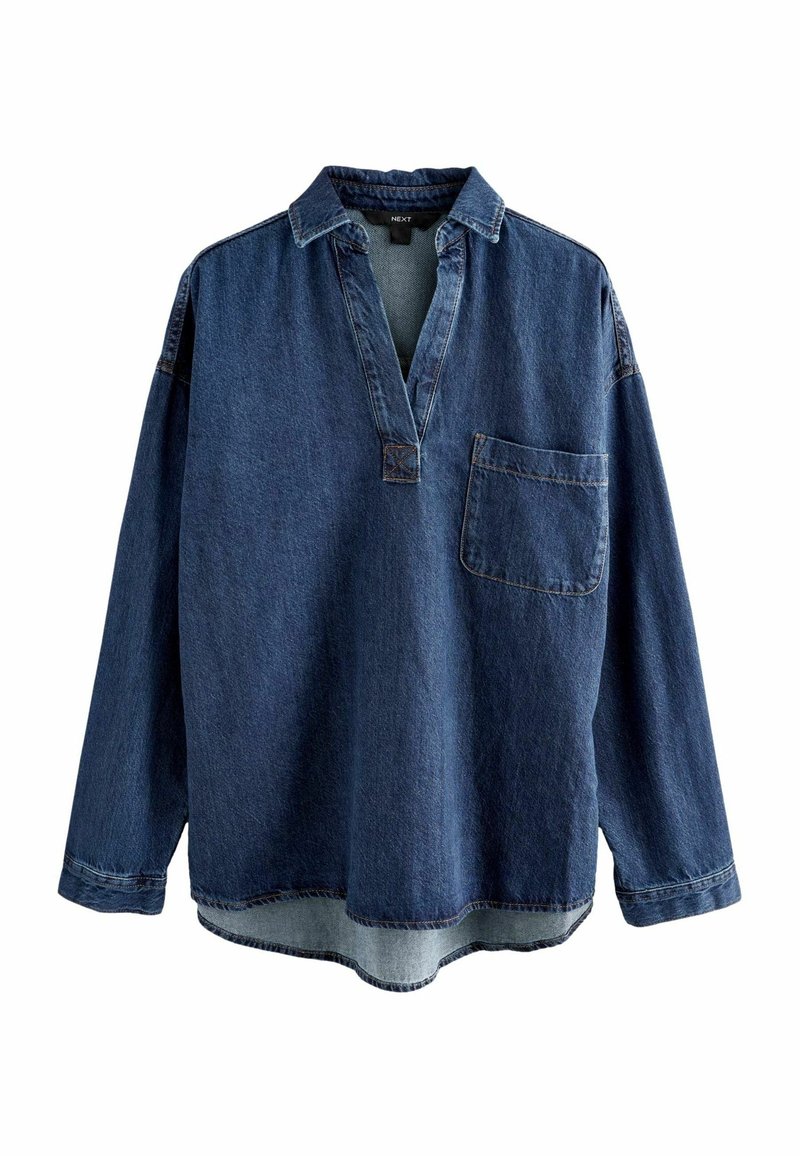 Chemise à manches longues en denim bleu foncé avec col, ouverture en V et une poche poitrine unique, présentée sur un fond blanc.