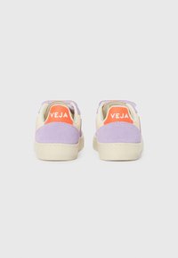 Lilla semsket sneakers med kremfargede detaljer og oransje VEJA-merke på hælen. Har en flat gummisåle og sydd detaljer.