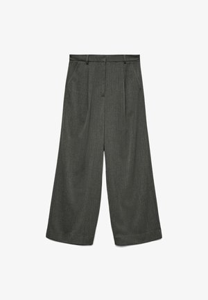 Grå vide benbukser med teksturert stoff, frontfalter, beltehemper og rett snitt. Ingen synlig maskinvare eller lommer.