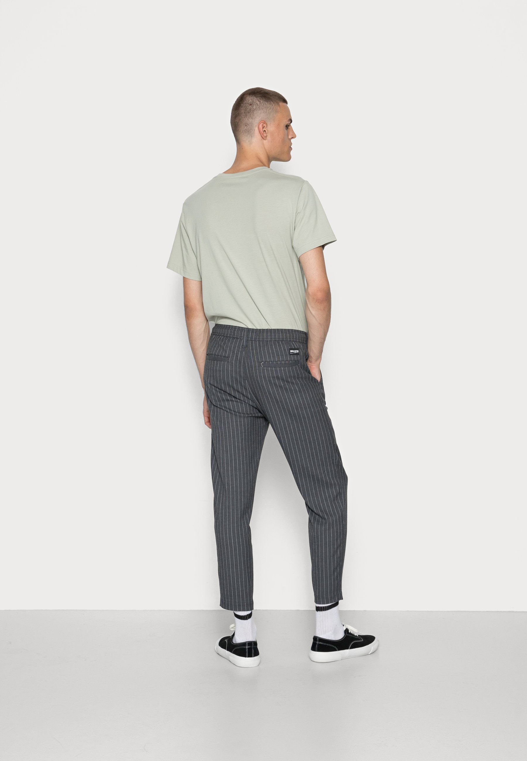 Hollister Co. DRAPEY BELTED CROP - Pantalones chinos - grey/gris -  Zalando.es