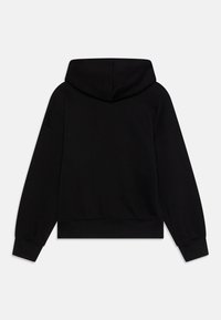 Zwarte cropped hoodie van zachte stof, met een capuchon, lange mouwen en geribbelde manchetten. Eenvoudig ontwerp zonder zichtbare logo's of patronen.