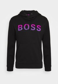 Černá mikina s kapucí s přechodem loga "BOSS" od fialové po růžovou. Vyrobená z měkké látky, s klokaní kapsou a kapucí na stažení.