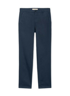 Tmavě modré kalhoty s rovnými nohavicemi, zapínáním na knoflík a zip, předními kapsami, poutky na pásek a viditelnou značkovou etiketu uvnitř pasu.