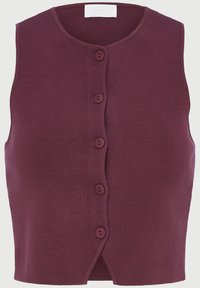 Bezrukávový pletený sveter v hlbokom slivkovom odtieni s okrúhlym výstrihom a piatimi prednými gombíkmi odhora až nadol.
