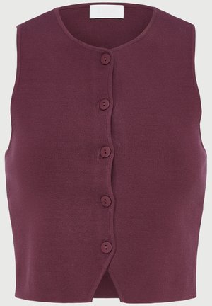 Bezrukávý pletený svetr v tmavě purpurové barvě s kulatým výstřihem a pěti předními knoflíky od shora až dolů.