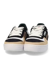 Baskets avec une tige en suède noir, semelle en caoutchouc blanche, accents en suède tan et un panneau latéral à motif multicolore. Comprend des lacets blancs.