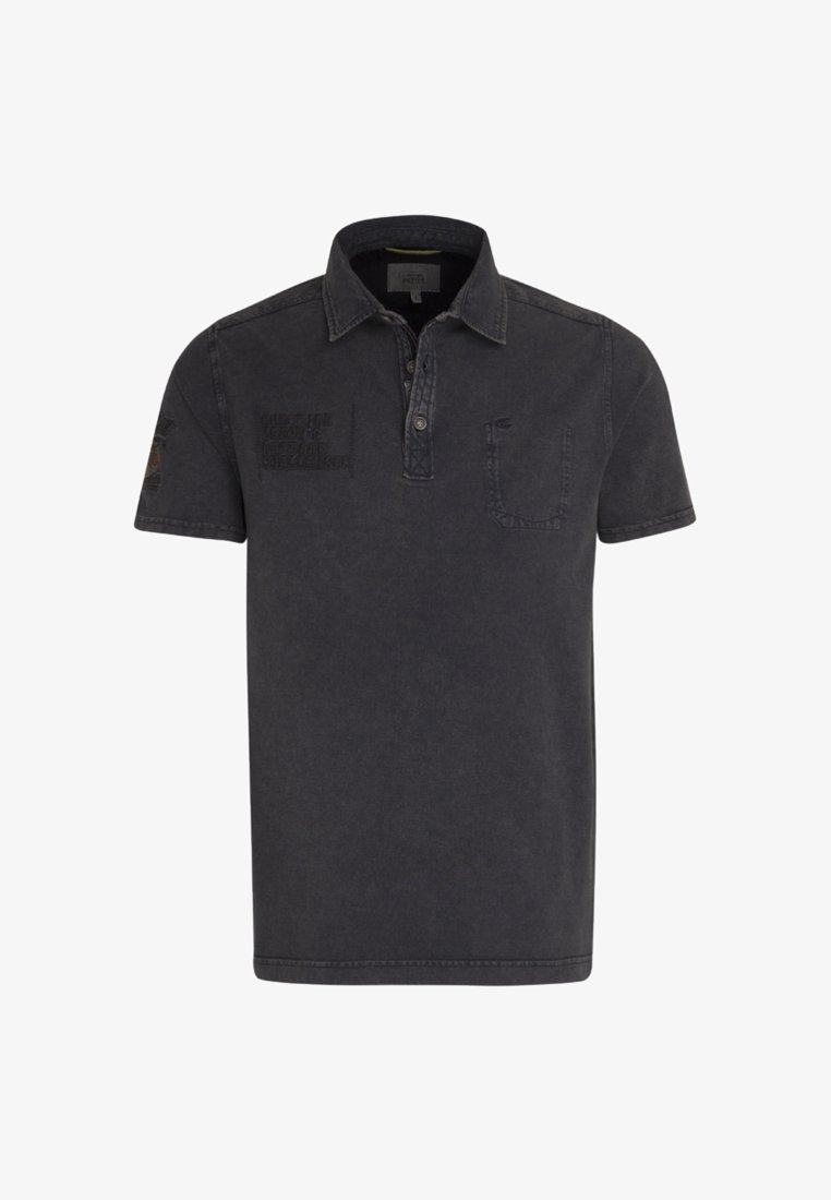 Polo gris foncé en mélange de coton, doté d'une patte boutonnée, de manches courtes, d'une poche avec un texte subtil et d'un détail de couture.