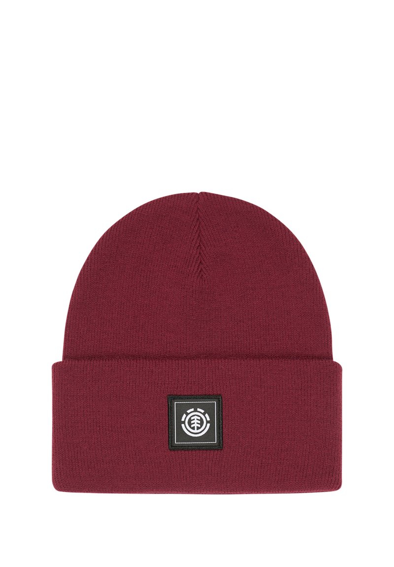 Beanie in magenta a maglione con risvolto e una patch quadrata nera con un logo bianco. Texture morbida, parte superiore arrotondata e design a tinta unita.