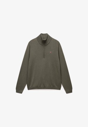 Maglione oversize verde oliva con colletto alto e chiusura a metà zip. Presenta polsini e orlo a costine, con un piccolo logo sul petto.