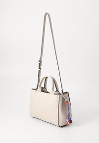 Sac à main structuré en cuir beige clair avec deux poignées, une bandoulière détachable et des accents de charme colorés sur le côté.