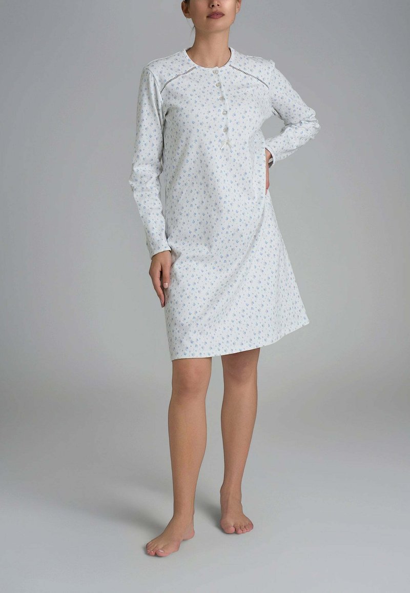 Camicia da notte a maniche lunghe di colore azzurro chiaro con stampa floreale, realizzata in materiale morbido, presenta un neckline tondo e una chiusura con bottoni.