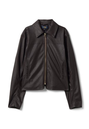 Dunkelbraune Lederjacke mit Frontreißverschluss, spitzem Kragen, langen Ärmeln und zwei vertikalen Schlitztaschen vor weißem Hintergrund.