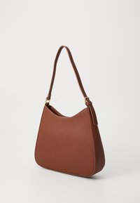 Bolso de hombro de cuero marrón con borde superior curvado y correa ajustable con hebilla en tono dorado sobre un fondo plano.