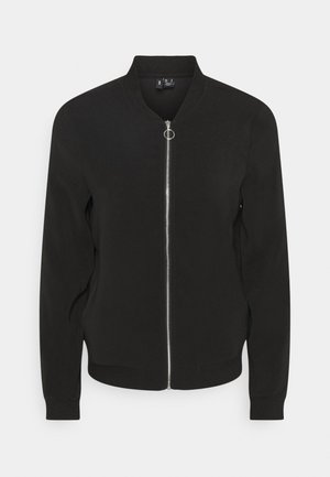 Zwarte bomberjas met zilverkleurige rits aan de voorkant en ronde trekker, geribde kraag, manchetten en zoom, afgebeeld tegen een effen lichte achtergrond.