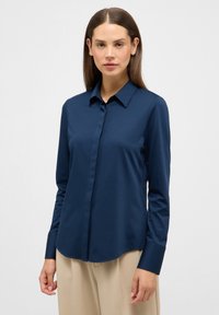Camicetta a maniche lunghe blu navy con colletto e chiusura frontale con bottoni; realizzata in tessuto morbido; orlo arrotondato; polsini strutturati.