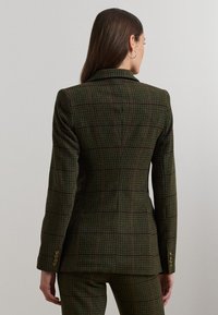 Groene geruite blazer met een getailleerde pasvorm, gestructureerde schouders, revers en gouden knoopaccenten op de mouwen. Gelaagde stof.