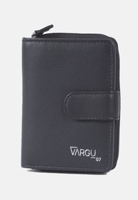 Zwarte leren portemonnee met een gemetalliseerde afwerking, ritssluiting en een voorflap. Bevat een wit logo "VARGU 07" in de onderste hoek.