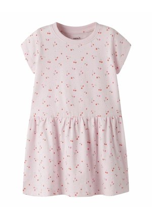 Vestido de manga corta en algodón de color rosa claro, con una cintura fruncida y un estampado de flores de cerezo dispersas en tonos rosas, rojos y verdes.