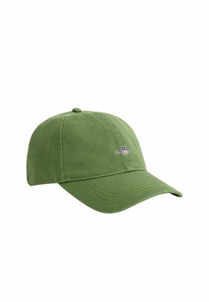 Grüne Baumwoll-Baseballkappe mit gebogenem Schirm und kleinem, gesticktem Logo auf der Vorderseite vor weißem Hintergrund